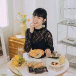 Dewi Chien Instagram - 🥯黑松露雙起司貝果 從小到大我最喜歡吃的一餐就是「早餐」，尤其是長大後，時常趕著出門時，只要有帶著好吃的早餐，心情就可以持續好一整天。 最近的新歡是7-ELEVEN賣的Amelie‘s Bagel新品－台南晶英酒店主廚監製的「黑松露雙起司貝果」，頂部用烤過的莫札瑞拉起司片，內餡選用義大利夏季珍貴黑松露與紐西蘭Cream Cheese，打開包裝就聞得到濃厚的松露味，多層次讓每一口都香濃美味，整個早晨瞬間充滿儀式感，愛松露的朋友們一定絕對不能錯過啊！ #Ameliesbagel美味邀約 #黑松露雙起司貝果 #儀式感 #早餐 #小七
