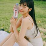 Dewi Chien Instagram - 💧純天然の水⋯美眉？！ 記憶中家裡總有一箱一箱的 @evianwater ，長大後才了解，原來，父母總是給我們最好的，讓我們從小就能擁有優良的生活品質和健康的飲食來源。 「水」是人體最重要的營養要素之一，「evian依雲天然礦泉水」來自於獨特的源頭，無人為污染，無人工添加。含有天然礦物質，讓全家大小都能喝進最極致純淨的水。 #liveyoung #evian #evianTW