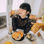 Dewi Chien Instagram - 🥯黑松露雙起司貝果 從小到大我最喜歡吃的一餐就是「早餐」，尤其是長大後，時常趕著出門時，只要有帶著好吃的早餐，心情就可以持續好一整天。 最近的新歡是7-ELEVEN賣的Amelie‘s Bagel新品－台南晶英酒店主廚監製的「黑松露雙起司貝果」，頂部用烤過的莫札瑞拉起司片，內餡選用義大利夏季珍貴黑松露與紐西蘭Cream Cheese，打開包裝就聞得到濃厚的松露味，多層次讓每一口都香濃美味，整個早晨瞬間充滿儀式感，愛松露的朋友們一定絕對不能錯過啊！ #Ameliesbagel美味邀約 #黑松露雙起司貝果 #儀式感 #早餐 #小七