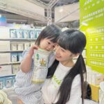 Dewi Chien Instagram - 💪🏻 - 創業半年以來第一次參展，從設計到佈置整個攤位都一手包辦，連續4天總共32小時的婦幼展，我幾乎是從頭站到尾，每天只用不到十分鐘在吃飯⋯就是不想錯過任何一個願意認識我們品牌的客人（強迫症？🤔 這樣不累嗎？累啊⋯而且累歪了⋯結束後，我的腳已經不是我的腳，我的聲音也不是我的聲音。過程中認真學到了很多、也得到了很多，所以一切對我來說都是超級值得！ 感謝賴先生的陪伴，也感謝所有前來支持的親朋好友們，你們也是很重要的能量來源，還有這次現場的小幫手們～因為有你們的幫忙，才可以讓 @mummum_organic 在這次的展場上大放異彩，thanks all💞 ▫️輸出設計 @c._.chrisss ▫️品牌衣服 @furuide_f ▫️插畫設計 @zaitian @creamkidswear