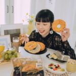 Dewi Chien Instagram - 🥯黑松露雙起司貝果 從小到大我最喜歡吃的一餐就是「早餐」，尤其是長大後，時常趕著出門時，只要有帶著好吃的早餐，心情就可以持續好一整天。 最近的新歡是7-ELEVEN賣的Amelie‘s Bagel新品－台南晶英酒店主廚監製的「黑松露雙起司貝果」，頂部用烤過的莫札瑞拉起司片，內餡選用義大利夏季珍貴黑松露與紐西蘭Cream Cheese，打開包裝就聞得到濃厚的松露味，多層次讓每一口都香濃美味，整個早晨瞬間充滿儀式感，愛松露的朋友們一定絕對不能錯過啊！ #Ameliesbagel美味邀約 #黑松露雙起司貝果 #儀式感 #早餐 #小七