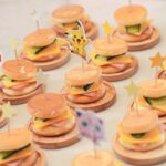 Dewi Chien Instagram - 💞🎂今年生日派對的主題：寶可夢⚡️⚡️⚡️ （從2歲生日開始就都是🥕自己選的主題唷🤭） 親愛的🥕，雖然妳脾氣不好又很皮，但妳的乖巧跟貼心總是隨便就可以融化我，這一年妳努力想做個好姊姊，也真的進步了好多，被迫提前長大的妳辛苦了，也謝謝妳。 總是時不時就對我說：「媽媽我愛妳」的妳，我也愛妳！ ps.其實後面爆哭的照片才是一開始拍的⋯起床氣大王^_^ 我們可是用了渾身解術才終於讓她開心讓她笑（偏難搞） 🧁場地： @sweetpercent.co 📷攝影： @kay820one #小蘿蔔🥕🥕🥕 #已經開始期待明年是什麼主題 #3y0m