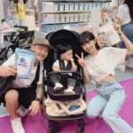 Dewi Chien Instagram - 💪🏻 - 創業半年以來第一次參展，從設計到佈置整個攤位都一手包辦，連續4天總共32小時的婦幼展，我幾乎是從頭站到尾，每天只用不到十分鐘在吃飯⋯就是不想錯過任何一個願意認識我們品牌的客人（強迫症？🤔 這樣不累嗎？累啊⋯而且累歪了⋯結束後，我的腳已經不是我的腳，我的聲音也不是我的聲音。過程中認真學到了很多、也得到了很多，所以一切對我來說都是超級值得！ 感謝賴先生的陪伴，也感謝所有前來支持的親朋好友們，你們也是很重要的能量來源，還有這次現場的小幫手們～因為有你們的幫忙，才可以讓 @mummum_organic 在這次的展場上大放異彩，thanks all💞 ▫️輸出設計 @c._.chrisss ▫️品牌衣服 @furuide_f ▫️插畫設計 @zaitian @creamkidswear