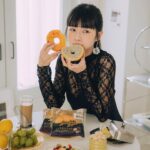 Dewi Chien Instagram - 🥯黑松露雙起司貝果 從小到大我最喜歡吃的一餐就是「早餐」，尤其是長大後，時常趕著出門時，只要有帶著好吃的早餐，心情就可以持續好一整天。 最近的新歡是7-ELEVEN賣的Amelie‘s Bagel新品－台南晶英酒店主廚監製的「黑松露雙起司貝果」，頂部用烤過的莫札瑞拉起司片，內餡選用義大利夏季珍貴黑松露與紐西蘭Cream Cheese，打開包裝就聞得到濃厚的松露味，多層次讓每一口都香濃美味，整個早晨瞬間充滿儀式感，愛松露的朋友們一定絕對不能錯過啊！ #Ameliesbagel美味邀約 #黑松露雙起司貝果 #儀式感 #早餐 #小七