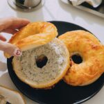 Dewi Chien Instagram - 🥯黑松露雙起司貝果 從小到大我最喜歡吃的一餐就是「早餐」，尤其是長大後，時常趕著出門時，只要有帶著好吃的早餐，心情就可以持續好一整天。 最近的新歡是7-ELEVEN賣的Amelie‘s Bagel新品－台南晶英酒店主廚監製的「黑松露雙起司貝果」，頂部用烤過的莫札瑞拉起司片，內餡選用義大利夏季珍貴黑松露與紐西蘭Cream Cheese，打開包裝就聞得到濃厚的松露味，多層次讓每一口都香濃美味，整個早晨瞬間充滿儀式感，愛松露的朋友們一定絕對不能錯過啊！ #Ameliesbagel美味邀約 #黑松露雙起司貝果 #儀式感 #早餐 #小七