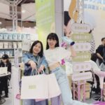 Dewi Chien Instagram - 💪🏻 - 創業半年以來第一次參展，從設計到佈置整個攤位都一手包辦，連續4天總共32小時的婦幼展，我幾乎是從頭站到尾，每天只用不到十分鐘在吃飯⋯就是不想錯過任何一個願意認識我們品牌的客人（強迫症？🤔 這樣不累嗎？累啊⋯而且累歪了⋯結束後，我的腳已經不是我的腳，我的聲音也不是我的聲音。過程中認真學到了很多、也得到了很多，所以一切對我來說都是超級值得！ 感謝賴先生的陪伴，也感謝所有前來支持的親朋好友們，你們也是很重要的能量來源，還有這次現場的小幫手們～因為有你們的幫忙，才可以讓 @mummum_organic 在這次的展場上大放異彩，thanks all💞 ▫️輸出設計 @c._.chrisss ▫️品牌衣服 @furuide_f ▫️插畫設計 @zaitian @creamkidswear