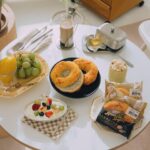Dewi Chien Instagram - 🥯黑松露雙起司貝果 從小到大我最喜歡吃的一餐就是「早餐」，尤其是長大後，時常趕著出門時，只要有帶著好吃的早餐，心情就可以持續好一整天。 最近的新歡是7-ELEVEN賣的Amelie‘s Bagel新品－台南晶英酒店主廚監製的「黑松露雙起司貝果」，頂部用烤過的莫札瑞拉起司片，內餡選用義大利夏季珍貴黑松露與紐西蘭Cream Cheese，打開包裝就聞得到濃厚的松露味，多層次讓每一口都香濃美味，整個早晨瞬間充滿儀式感，愛松露的朋友們一定絕對不能錯過啊！ #Ameliesbagel美味邀約 #黑松露雙起司貝果 #儀式感 #早餐 #小七