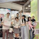 Dewi Chien Instagram - 💪🏻 - 創業半年以來第一次參展，從設計到佈置整個攤位都一手包辦，連續4天總共32小時的婦幼展，我幾乎是從頭站到尾，每天只用不到十分鐘在吃飯⋯就是不想錯過任何一個願意認識我們品牌的客人（強迫症？🤔 這樣不累嗎？累啊⋯而且累歪了⋯結束後，我的腳已經不是我的腳，我的聲音也不是我的聲音。過程中認真學到了很多、也得到了很多，所以一切對我來說都是超級值得！ 感謝賴先生的陪伴，也感謝所有前來支持的親朋好友們，你們也是很重要的能量來源，還有這次現場的小幫手們～因為有你們的幫忙，才可以讓 @mummum_organic 在這次的展場上大放異彩，thanks all💞 ▫️輸出設計 @c._.chrisss ▫️品牌衣服 @furuide_f ▫️插畫設計 @zaitian @creamkidswear