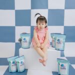 Dewi Chien Instagram - 😗 我們 @mummum_organic の第一屆小小代言人🥕 @bobogogo.lai 。🤍💛🤍💛🤍💛🤍💛🤍💛 - ✔️台灣有機米、有機進口果汁 ✖️無油、添加、色素、防腐劑 口感酥脆，可以搭配牛奶🥛、優格🥣，全家一同享用。 - 🫐🥥 #MUMMUM有機米圈圈 #有機米圈圈 #有機食品