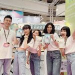 Dewi Chien Instagram - 💪🏻 - 創業半年以來第一次參展，從設計到佈置整個攤位都一手包辦，連續4天總共32小時的婦幼展，我幾乎是從頭站到尾，每天只用不到十分鐘在吃飯⋯就是不想錯過任何一個願意認識我們品牌的客人（強迫症？🤔 這樣不累嗎？累啊⋯而且累歪了⋯結束後，我的腳已經不是我的腳，我的聲音也不是我的聲音。過程中認真學到了很多、也得到了很多，所以一切對我來說都是超級值得！ 感謝賴先生的陪伴，也感謝所有前來支持的親朋好友們，你們也是很重要的能量來源，還有這次現場的小幫手們～因為有你們的幫忙，才可以讓 @mummum_organic 在這次的展場上大放異彩，thanks all💞 ▫️輸出設計 @c._.chrisss ▫️品牌衣服 @furuide_f ▫️插畫設計 @zaitian @creamkidswear