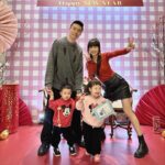 Dewi Chien Instagram - 🧨聽說元宵節前都是過年✌🏻 我們一家四口壓線㊗️大家：整年都好運一條龍！🐉 #合照太不受控 #至少要一個人好看 #我只好顧好自己了