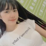 Dewi Chien Instagram - 💪🏻 - 創業半年以來第一次參展，從設計到佈置整個攤位都一手包辦，連續4天總共32小時的婦幼展，我幾乎是從頭站到尾，每天只用不到十分鐘在吃飯⋯就是不想錯過任何一個願意認識我們品牌的客人（強迫症？🤔 這樣不累嗎？累啊⋯而且累歪了⋯結束後，我的腳已經不是我的腳，我的聲音也不是我的聲音。過程中認真學到了很多、也得到了很多，所以一切對我來說都是超級值得！ 感謝賴先生的陪伴，也感謝所有前來支持的親朋好友們，你們也是很重要的能量來源，還有這次現場的小幫手們～因為有你們的幫忙，才可以讓 @mummum_organic 在這次的展場上大放異彩，thanks all💞 ▫️輸出設計 @c._.chrisss ▫️品牌衣服 @furuide_f ▫️插畫設計 @zaitian @creamkidswear