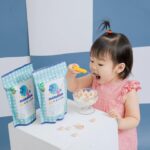 Dewi Chien Instagram - 😗 我們 @mummum_organic の第一屆小小代言人🥕 @bobogogo.lai 。🤍💛🤍💛🤍💛🤍💛🤍💛 - ✔️台灣有機米、有機進口果汁 ✖️無油、添加、色素、防腐劑 口感酥脆，可以搭配牛奶🥛、優格🥣，全家一同享用。 - 🫐🥥 #MUMMUM有機米圈圈 #有機米圈圈 #有機食品