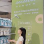 Dewi Chien Instagram - 💪🏻 - 創業半年以來第一次參展，從設計到佈置整個攤位都一手包辦，連續4天總共32小時的婦幼展，我幾乎是從頭站到尾，每天只用不到十分鐘在吃飯⋯就是不想錯過任何一個願意認識我們品牌的客人（強迫症？🤔 這樣不累嗎？累啊⋯而且累歪了⋯結束後，我的腳已經不是我的腳，我的聲音也不是我的聲音。過程中認真學到了很多、也得到了很多，所以一切對我來說都是超級值得！ 感謝賴先生的陪伴，也感謝所有前來支持的親朋好友們，你們也是很重要的能量來源，還有這次現場的小幫手們～因為有你們的幫忙，才可以讓 @mummum_organic 在這次的展場上大放異彩，thanks all💞 ▫️輸出設計 @c._.chrisss ▫️品牌衣服 @furuide_f ▫️插畫設計 @zaitian @creamkidswear