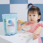 Dewi Chien Instagram - 😗 我們 @mummum_organic の第一屆小小代言人🥕 @bobogogo.lai 。🤍💛🤍💛🤍💛🤍💛🤍💛 - ✔️台灣有機米、有機進口果汁 ✖️無油、添加、色素、防腐劑 口感酥脆，可以搭配牛奶🥛、優格🥣，全家一同享用。 - 🫐🥥 #MUMMUM有機米圈圈 #有機米圈圈 #有機食品