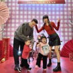 Dewi Chien Instagram - 🧨聽說元宵節前都是過年✌🏻 我們一家四口壓線㊗️大家：整年都好運一條龍！🐉 #合照太不受控 #至少要一個人好看 #我只好顧好自己了