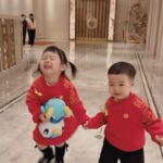 Dewi Chien Instagram - 🐉大年初一：帶🥕🥭來拜年了～～～ ㊗️你們「龍年大吉」、「龍圖大展」、「龍華富貴」💰 btw我這系列怎麼有點像他們的粉絲？不熟？😂🤣 #🥕🥭的姊弟日常 #除夕夜的我們 #後面的影片太口愛