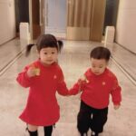 Dewi Chien Instagram - 🐉大年初一：帶🥕🥭來拜年了～～～ ㊗️你們「龍年大吉」、「龍圖大展」、「龍華富貴」💰 btw我這系列怎麼有點像他們的粉絲？不熟？😂🤣 #🥕🥭的姊弟日常 #除夕夜的我們 #後面的影片太口愛