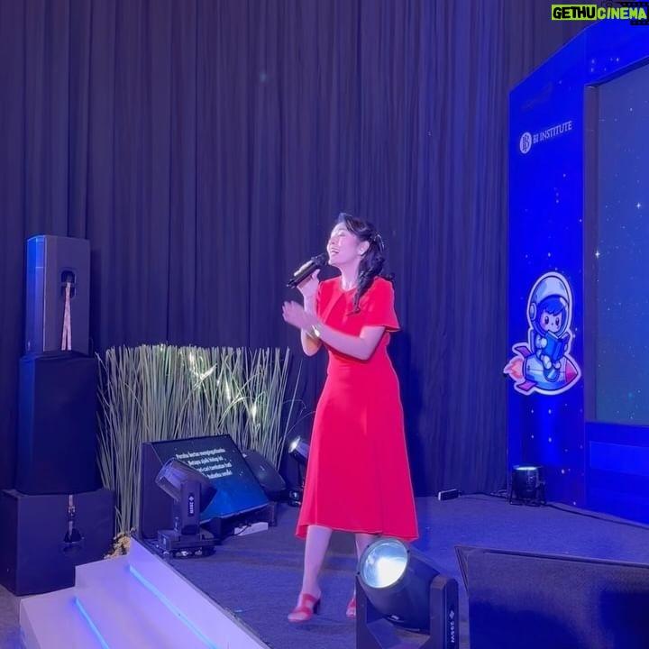 Dewi Lestari Instagram - Merayakan World Book Day 2024 bersama @bank_indonesia Jakarta. Berlangsung 3 hari pameran yang keren banget, diisi mulai dari booth penerbit, stationery, handicraft, sampai makanan. Panggung juga dimeriahkan oleh berbagai talkshow, termasuk bincang-bincang seru saya dengan Fani @farhannisasm dengan penonton luring maupun daring yang sama-sama antusiasnya. Ditutup dengan nyanyi lagu-lagu ciptaan sendiri. Ihiy! π Sempat juga berkeliling ke booth di pameran. Ada buku tertua di dunia lho, yang ternyata berupa buku atlas! π± Ada di museum Bank Indonesia lho π Terima kasih atas kesempatannya berbagi, tim perpus Bank Indonesia Jakarta. Semoga perayaan World Book Day berikutnya lebih meriah lagi π₯³ #WorldBookDay #BankIndonesia #EventDee