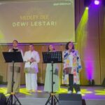 Dewi Lestari Instagram – Rasanya tidak ada yang lebih membahagiakan seorang seniman, ketika karya seninya diapresiasi sedemikian indah, apik, dan luhur, oleh seniman lain. 
Pentas “Sekar Perempuan” akan selalu saya kenang sebagai momen yang membahagiakan dan berharga. Penyemangatku untuk terus berkarya 🥹❤️ Terima kasih sedalamnya Bu @dianhp_music yang telah mengangkat lagu-lagu saya dalam medley cantik, dibawakan oleh para penyanyi perempuan terbaik di negeri ini: sahabatku @sitanursanti, @mirandandrea, @christinemaret, dan @jessicajanuar. 

Makasih juga geng nontonku @ignatiusandylawoffices @ismutia dan @keenahrah untuk hari yang menyenangkan! 

I wish my video snippets can be an adequate representation, but please watch the whole show on YT @indonesia_kaya and enjoy the wholesome performance of these marvelous women. 

PS. yang nyahut “jadi apa?” di slide 6 Itu saya sendiri yak, maap agak merusyak suasyana syahdu 😅🙏

#SekarPerempuan #GaleriIndonesiaKaya #DianHP #SitaNursanti #JessicaJanuar #AndreaMiranda #ChristineTambunan #DeeLestari #Kartini #HariKartini