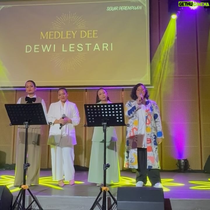 Dewi Lestari Instagram - Rasanya tidak ada yang lebih membahagiakan seorang seniman, ketika karya seninya diapresiasi sedemikian indah, apik, dan luhur, oleh seniman lain. Pentas “Sekar Perempuan” akan selalu saya kenang sebagai momen yang membahagiakan dan berharga. Penyemangatku untuk terus berkarya 🥹❤️ Terima kasih sedalamnya Bu @dianhp_music yang telah mengangkat lagu-lagu saya dalam medley cantik, dibawakan oleh para penyanyi perempuan terbaik di negeri ini: sahabatku @sitanursanti, @mirandandrea, @christinemaret, dan @jessicajanuar. Makasih juga geng nontonku @ignatiusandylawoffices @ismutia dan @keenahrah untuk hari yang menyenangkan! I wish my video snippets can be an adequate representation, but please watch the whole show on YT @indonesia_kaya and enjoy the wholesome performance of these marvelous women. PS. yang nyahut “jadi apa?” di slide 6 Itu saya sendiri yak, maap agak merusyak suasyana syahdu 😅🙏 #SekarPerempuan #GaleriIndonesiaKaya #DianHP #SitaNursanti #JessicaJanuar #AndreaMiranda #ChristineTambunan #DeeLestari #Kartini #HariKartini