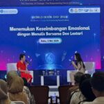 Dewi Lestari Instagram - Merayakan World Book Day 2024 bersama @bank_indonesia Jakarta. Berlangsung 3 hari pameran yang keren banget, diisi mulai dari booth penerbit, stationery, handicraft, sampai makanan. Panggung juga dimeriahkan oleh berbagai talkshow, termasuk bincang-bincang seru saya dengan Fani @farhannisasm dengan penonton luring maupun daring yang sama-sama antusiasnya. Ditutup dengan nyanyi lagu-lagu ciptaan sendiri. Ihiy! 😘 Sempat juga berkeliling ke booth di pameran. Ada buku tertua di dunia lho, yang ternyata berupa buku atlas! 😱 Ada di museum Bank Indonesia lho 👍 Terima kasih atas kesempatannya berbagi, tim perpus Bank Indonesia Jakarta. Semoga perayaan World Book Day berikutnya lebih meriah lagi 🥳 #WorldBookDay #BankIndonesia #EventDee