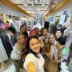 Dewi Lestari Instagram – Pergi sendirian ke Oman, trip perdana, nggak kenal siapa-siapa, nggak nyangka ternyata pas pulang malah dapat teman seabrek. Tersanjung dan hepi bisa disambut di Wisma KBRI Muscat oleh Dubes Pak Irzan dan Ibu Rina, beserta kawan-kawan diaspora. Sarapan bubur ayam, dilanjut jalan-jalan ke China Market. Seru! Makasih @saraswatisaumi yang sudah ngajakin plus menemani seharian 🙏❤️ 

My Oman trip is truly heartwarming, fun, and simply unforgettable!