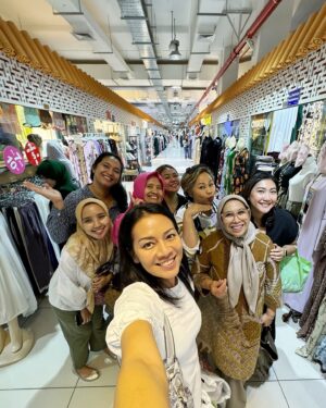 Dewi Lestari Instagram - Pergi sendirian ke Oman, trip perdana, nggak kenal siapa-siapa, nggak nyangka ternyata pas pulang malah dapat teman seabrek. Tersanjung dan hepi bisa disambut di Wisma KBRI Muscat oleh Dubes Pak Irzan dan Ibu Rina, beserta kawan-kawan diaspora. Sarapan bubur ayam, dilanjut jalan-jalan ke China Market. Seru! Makasih @saraswatisaumi yang sudah ngajakin plus menemani seharian 🙏❤️ 

My Oman trip is truly heartwarming, fun, and simply unforgettable!