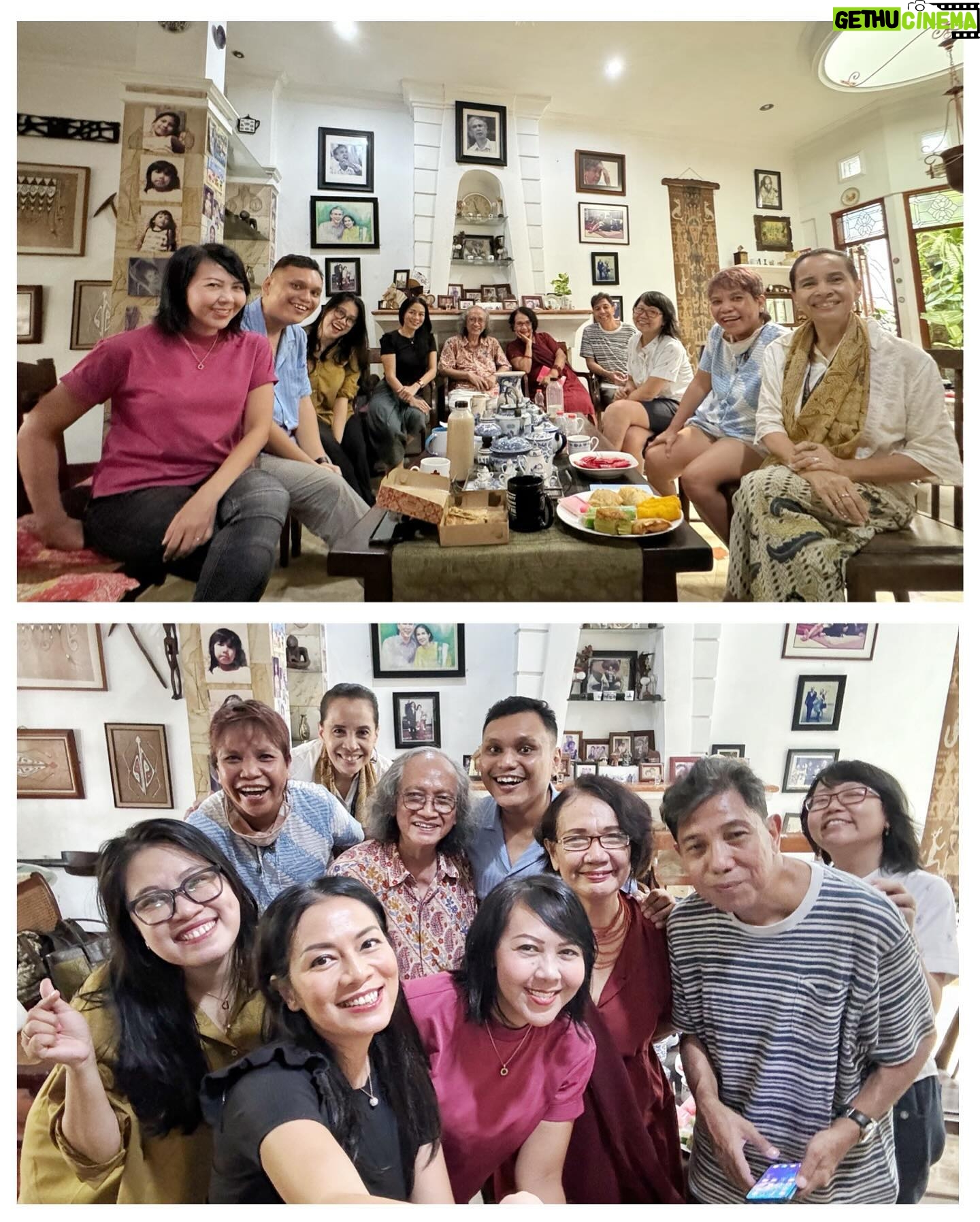 Dewi Lestari Instagram - Pertemuan para penulis yang tergabung di asosiasi ALINEA. Acara sederhana tapi berjejak dalam. Di antara makan-makan, tukar cerita, dan diskusi rencana kerja, kami juga sempat bergantian membaca puisi-puisi alm Joko Pinurbo untuk mengenang warisan susastra beliau. Terima kasih superhost kami, Bu Magda Sitorus, yang sudah membuka rumah dan menyediakan menu masakannya sendiri. Ditambah lagi dengan sumbangan masakan Manado dari AE, iced coffee andalan yours truly, dan sajian dari kawan-kawan lainnya. Sungguh hangat dan menyenangkan. Sampai jumpa di pertemuan berikut 👋 Yang belum follow @id.alinea silakan ya. Bakal ada program-program menarik dan juga situs gres dari kami. Nantikan! ❤️ #AlineaID #Alinea