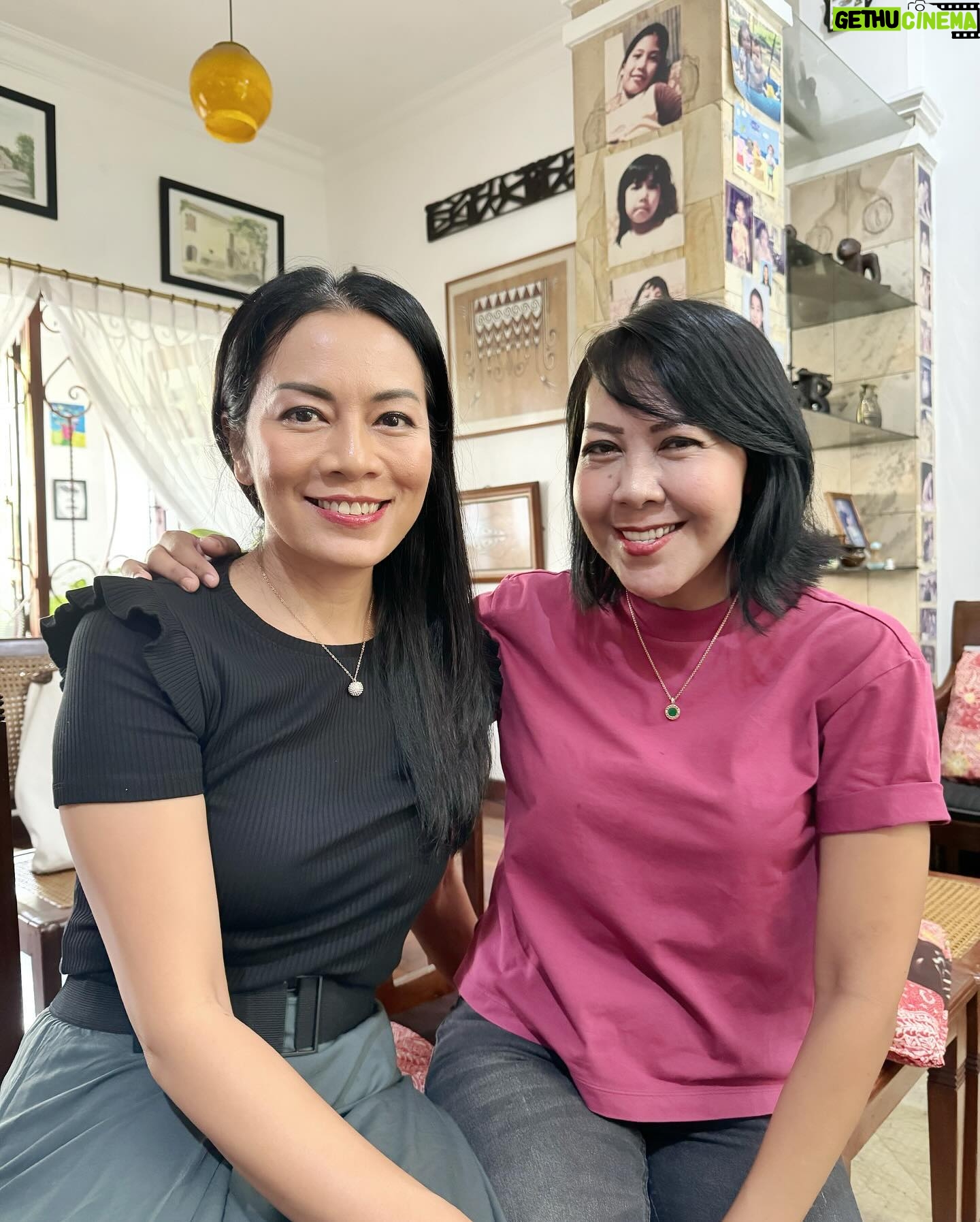 Dewi Lestari Instagram - Pertemuan para penulis yang tergabung di asosiasi ALINEA. Acara sederhana tapi berjejak dalam. Di antara makan-makan, tukar cerita, dan diskusi rencana kerja, kami juga sempat bergantian membaca puisi-puisi alm Joko Pinurbo untuk mengenang warisan susastra beliau. Terima kasih superhost kami, Bu Magda Sitorus, yang sudah membuka rumah dan menyediakan menu masakannya sendiri. Ditambah lagi dengan sumbangan masakan Manado dari AE, iced coffee andalan yours truly, dan sajian dari kawan-kawan lainnya. Sungguh hangat dan menyenangkan. Sampai jumpa di pertemuan berikut 👋 Yang belum follow @id.alinea silakan ya. Bakal ada program-program menarik dan juga situs gres dari kami. Nantikan! ❤️ #AlineaID #Alinea