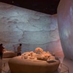 Dewi Lestari Instagram – Satu tempat mencengangkan lainnya di Doha adalah Qatar National Museum. Dalam 10 tahun persiapan menjadi tuan rumah World Cup 2022 lalu, Qatar benar-benar mengakselerasi pembangunan di segala lini. Meski sudah direncanakan selama 18 tahun, bisa dibilang museum nasional ini salah satu hallmark sorotan ketika Qatar membuka diri kepada dunia di 2022. Beneran terlongo dan terpukau dengan keindahan dan kecanggihannya. Di sini, kita akan melihat dengan runut Qatar dari masa prasejarah hingga masa kini, dengan cara yang begitu hidup serta ilustratif. I would say, this is the country’s self-introduction at its best. Yes, Qatar also has beautiful corniche and malls, but please make time to visit this museum when you’re in Doha ❤️ Se-ba-gus itu!

Big thanks to Mas Anto dari KBRI @indonesiaindoha yang sudah mengantar saya berkeliling museum, termasuk jadi guide saking khatamnya 🙏☺️

#Qatar #Doha #QatarNationalMuseum