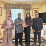 Dewi Lestari Instagram – Sambutan hangat dari Dubes RI untuk Qatar, Pak Ridwan Hassan dan Bu Lita beserta keluarga, serta kawan-kawan diaspora di Doha, sungguh membuat saya tersanjung dan terharu. Pagi itu, kami sarapan bersama Nasi Uduk (super komplet!), diselingi berbagai obrolan seru. Ternyata di Qatar banyak juga teman-teman diaspora yang hobi menulis, bahkan sudah membuat antologi bersama. Buku “Mutiara Inspirasi dari Qatar” yang dihadiahkan oleh Pak Ridwan menjadi buah tangan yang saya bawa pulang. 

Wisma KBRI pagi itu terasa nyaman dan akrab bagai pulang ke rumah ❤️

Terima kasih sekali lagi Pak Ridwan & Ibu, Pak Ali Murtado, dan kawan-kawan baruku di Qatar 🙏

#Qatar #Doha #DIBF2024