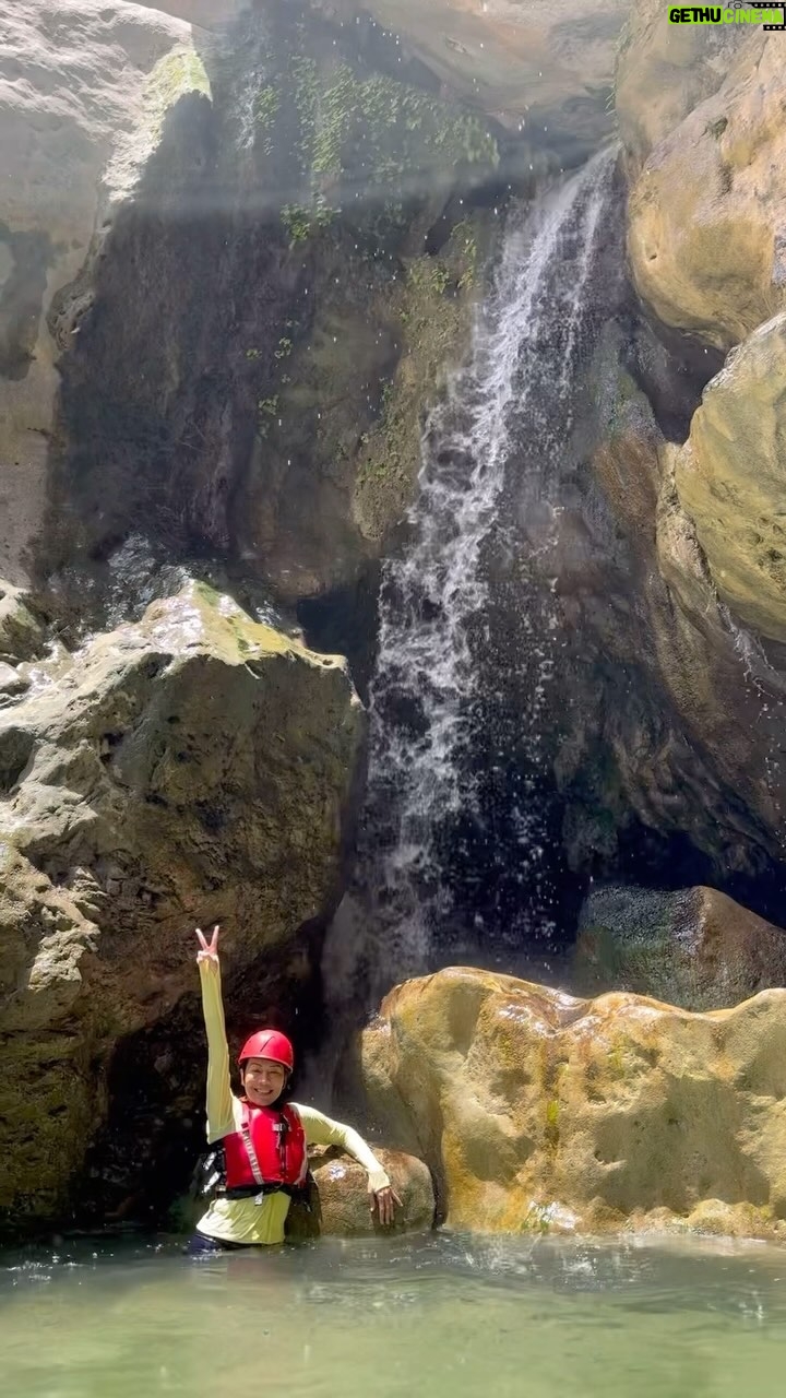 Dewi Lestari Instagram - Wadi Mibam Part 1. Wadi, or river valley, can be found all around Oman. There were numerous famous wadis in Oman, but my guide @mohammed_alhadi87 chose to take me to Wadi Mibam because of its breathtaking beauty and it’s less touristy. Wadi Mibam is like a river maze, several holes and fountains separated by walls of rocks. It took us around 3 hours to enjoy the whole place, coffee break included (yes, masak kopi di sungai, ghes!). Buat yang bukan anak alam macam awak nih, medannya lumayan melelahkan sih 🤪 Pakai acara harus loncat pula karena memang tiada jalan lain, Jenderal (have I mentioned that I despise jumping? 😭). But, surely, nobody can deny its beauty, not even the grumpy-indoor-ogah-susah girl like me 😍 #Oman #Muscat #WadiMibam