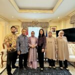 Dewi Lestari Instagram – Sambutan hangat dari Dubes RI untuk Qatar, Pak Ridwan Hassan dan Bu Lita beserta keluarga, serta kawan-kawan diaspora di Doha, sungguh membuat saya tersanjung dan terharu. Pagi itu, kami sarapan bersama Nasi Uduk (super komplet!), diselingi berbagai obrolan seru. Ternyata di Qatar banyak juga teman-teman diaspora yang hobi menulis, bahkan sudah membuat antologi bersama. Buku “Mutiara Inspirasi dari Qatar” yang dihadiahkan oleh Pak Ridwan menjadi buah tangan yang saya bawa pulang. 

Wisma KBRI pagi itu terasa nyaman dan akrab bagai pulang ke rumah ❤️

Terima kasih sekali lagi Pak Ridwan & Ibu, Pak Ali Murtado, dan kawan-kawan baruku di Qatar 🙏

#Qatar #Doha #DIBF2024