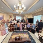 Dewi Lestari Instagram – Sambutan hangat dari Dubes RI untuk Qatar, Pak Ridwan Hassan dan Bu Lita beserta keluarga, serta kawan-kawan diaspora di Doha, sungguh membuat saya tersanjung dan terharu. Pagi itu, kami sarapan bersama Nasi Uduk (super komplet!), diselingi berbagai obrolan seru. Ternyata di Qatar banyak juga teman-teman diaspora yang hobi menulis, bahkan sudah membuat antologi bersama. Buku “Mutiara Inspirasi dari Qatar” yang dihadiahkan oleh Pak Ridwan menjadi buah tangan yang saya bawa pulang. 

Wisma KBRI pagi itu terasa nyaman dan akrab bagai pulang ke rumah ❤️

Terima kasih sekali lagi Pak Ridwan & Ibu, Pak Ali Murtado, dan kawan-kawan baruku di Qatar 🙏

#Qatar #Doha #DIBF2024
