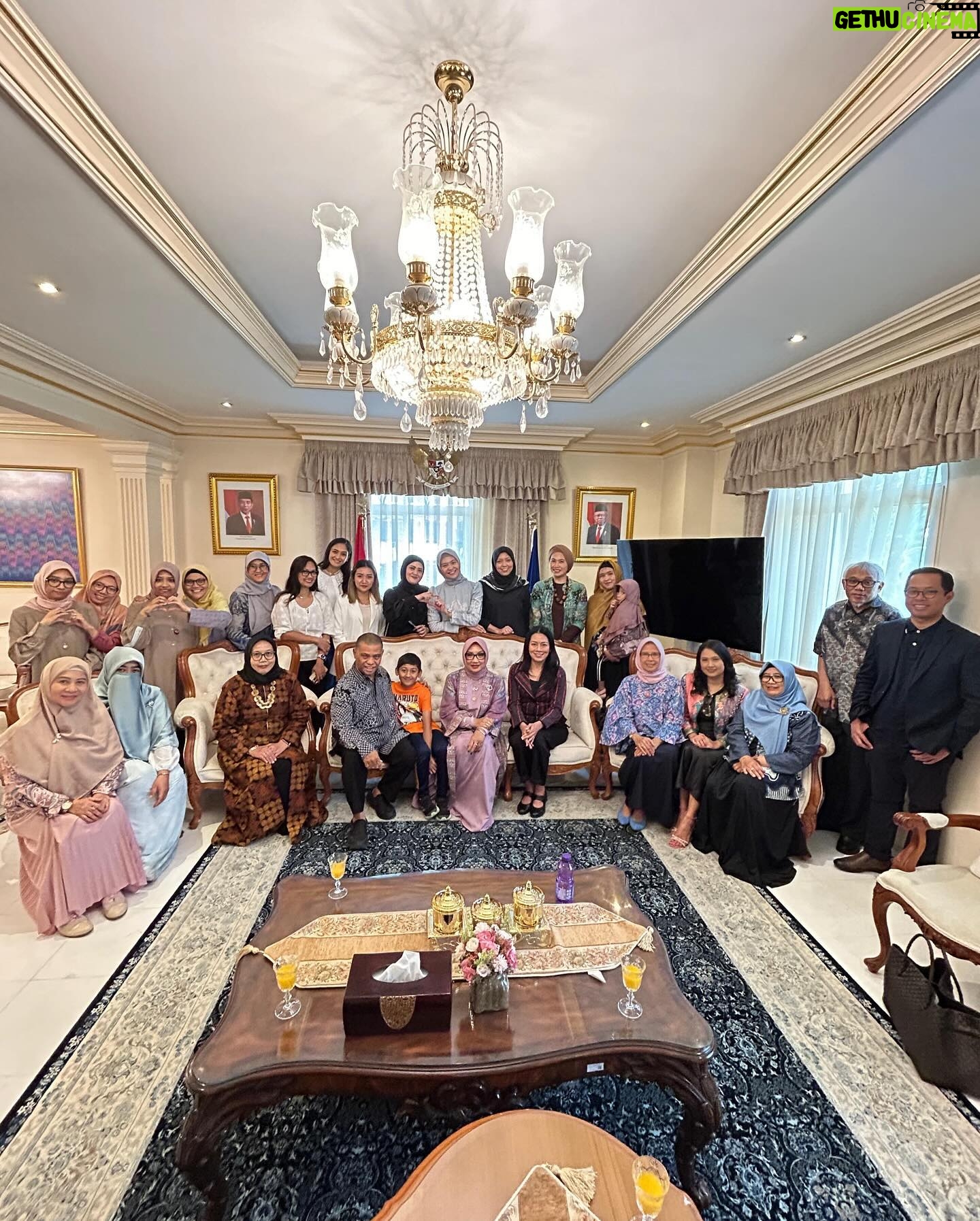 Dewi Lestari Instagram - Sambutan hangat dari Dubes RI untuk Qatar, Pak Ridwan Hassan dan Bu Lita beserta keluarga, serta kawan-kawan diaspora di Doha, sungguh membuat saya tersanjung dan terharu. Pagi itu, kami sarapan bersama Nasi Uduk (super komplet!), diselingi berbagai obrolan seru. Ternyata di Qatar banyak juga teman-teman diaspora yang hobi menulis, bahkan sudah membuat antologi bersama. Buku “Mutiara Inspirasi dari Qatar” yang dihadiahkan oleh Pak Ridwan menjadi buah tangan yang saya bawa pulang. Wisma KBRI pagi itu terasa nyaman dan akrab bagai pulang ke rumah ❤️ Terima kasih sekali lagi Pak Ridwan & Ibu, Pak Ali Murtado, dan kawan-kawan baruku di Qatar 🙏 #Qatar #Doha #DIBF2024