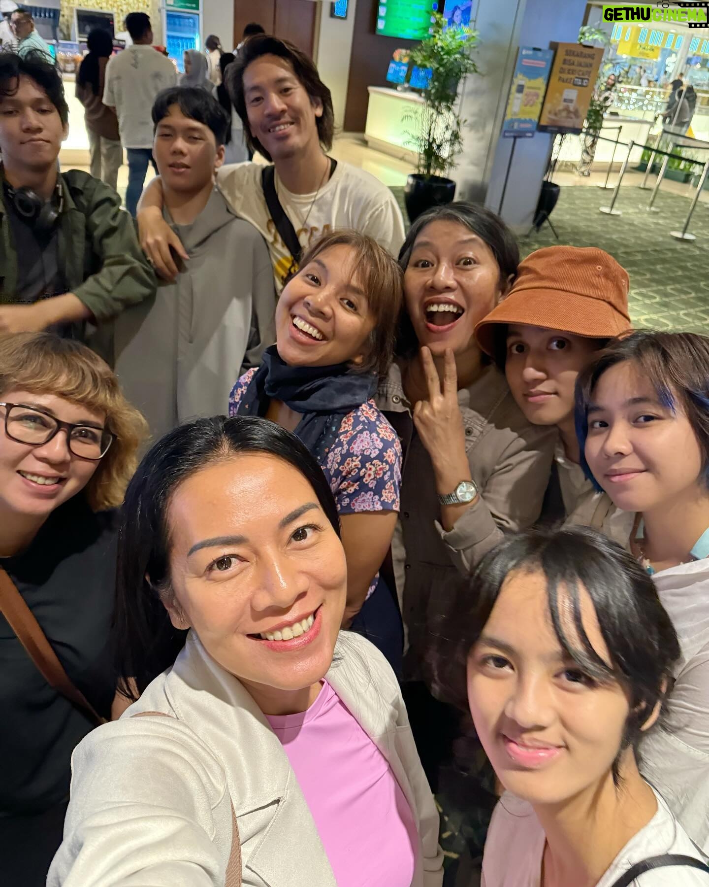 Dewi Lestari Instagram - Lebaran Babak 2 diisi dengan kunjungan ke rumah @keymangunsong & Radit bersama The Sisters, mencicipi hidangan Emak Zanty yang legendaris. Esok harinya, ada sekuel makan siang di BSD, meniqmati home cooked meal by yours truly. Ditutup dengan ibadah “Dune 2” bersama jamaah Lisan Al Gaib kwarcab Jaksel. Perfect holiday! ❤️👌 Lap yu, ghaes! @keymangunsong @imeldarosalin2 @hiroakikato39 @ephipania @atishaprajna @dhammasaurus and all!