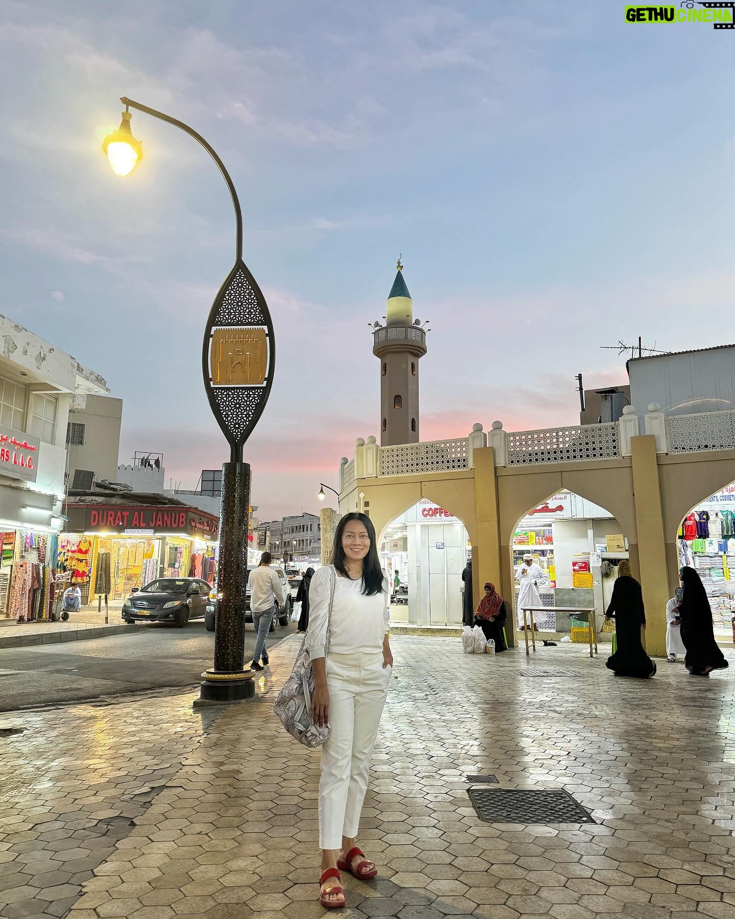 Dewi Lestari Instagram - I spent my first few days in Muscat just exploring the city life. I was lucky to find some Indonesian friends in town. Had coffee & breakfast over the beach side with Saras and her Omani husband, Ayman (plus baby Zizi ❤️). Spent almost a whole day with the lovely couple Isni & Alex, who both happened to be my book readers ☺️ Had a chance to visit Alex & Isni’s house and see some of the Muscat’s gorgeous residential areas. Masih gak habis fikri dengan alam Oman yang ajaib ini. Muscat seperti dibentengi gunung batu—aneka model dan bentuk—bahkan di dalam kompleks perumahan sekalipun, “pagar” gunung nyaris tak pernah absen. Pengalaman ke Souq Muttrah juga gak kalah unik (slide 9). Begitu melihat muke-muke Asia yang masuk pasar, babang-babangnya tiba-tiba langsung switch dari bahasa Arab ke: “Murah, murah, satu rial, satu rial!” Alumnus Duolingo semua nih gw rasa! 😳 For me, the most fascinating part in traveling is the human connection—listening to their stories, jokes, small talks. Happy to experience a taste of it in Muscat ❤️ Thank you Isni @saraswatisaumi & Saras @saraszzle, and both of your families, for your time and hospitality 😘 #Muscat #Oman #SouqMuttrah