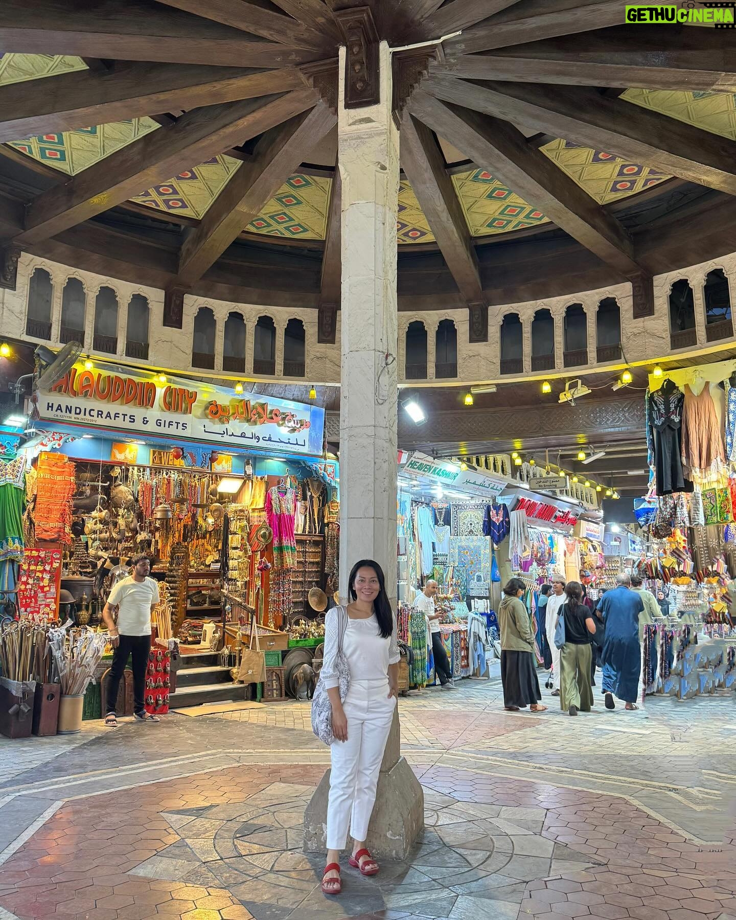 Dewi Lestari Instagram - I spent my first few days in Muscat just exploring the city life. I was lucky to find some Indonesian friends in town. Had coffee & breakfast over the beach side with Saras and her Omani husband, Ayman (plus baby Zizi ❤️). Spent almost a whole day with the lovely couple Isni & Alex, who both happened to be my book readers ☺️ Had a chance to visit Alex & Isni’s house and see some of the Muscat’s gorgeous residential areas. Masih gak habis fikri dengan alam Oman yang ajaib ini. Muscat seperti dibentengi gunung batu—aneka model dan bentuk—bahkan di dalam kompleks perumahan sekalipun, “pagar” gunung nyaris tak pernah absen. Pengalaman ke Souq Muttrah juga gak kalah unik (slide 9). Begitu melihat muke-muke Asia yang masuk pasar, babang-babangnya tiba-tiba langsung switch dari bahasa Arab ke: “Murah, murah, satu rial, satu rial!” Alumnus Duolingo semua nih gw rasa! 😳 For me, the most fascinating part in traveling is the human connection—listening to their stories, jokes, small talks. Happy to experience a taste of it in Muscat ❤️ Thank you Isni @saraswatisaumi & Saras @saraszzle, and both of your families, for your time and hospitality 😘 #Muscat #Oman #SouqMuttrah