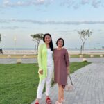 Dewi Lestari Instagram - Boru Simangunsong, boru Nababan, boru Sianipar, dan boru Sagala. Empat boru Batak di tanah Arab, ngobrol bahasa… Sunda. EAAA! Hatur nuhun vizund boru-boru Batak yang sudah menemani halan-halan pada hari terakhirku di Doha, especially Marida a.k.a Idenk, sohib kakakku @keymangunsong yang sudah saya kenal dari kecil, dan sampai sekarang masih memanggil saya “I’i” (panggilan eksklusip orang-orang lama doang 😆). Jumpa lagilah kita kalau awak ke Qatar ya 👋