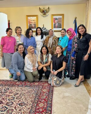 Dewi Lestari Instagram - Pergi sendirian ke Oman, trip perdana, nggak kenal siapa-siapa, nggak nyangka ternyata pas pulang malah dapat teman seabrek. Tersanjung dan hepi bisa disambut di Wisma KBRI Muscat oleh Dubes Pak Irzan dan Ibu Rina, beserta kawan-kawan diaspora. Sarapan bubur ayam, dilanjut jalan-jalan ke China Market. Seru! Makasih @saraswatisaumi yang sudah ngajakin plus menemani seharian 🙏❤️ 

My Oman trip is truly heartwarming, fun, and simply unforgettable!