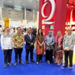 Dewi Lestari Instagram – Di panggung Doha International Book Fair sore itu, saya menyaksikan semangat dan antusiasme para diaspora, juga gelitik rasa ingin tahu dari tuan rumah akan dunia perbukuan di Indonesia. Sebagai salah satu festival buku ter-“senior” di jazirah Arab, DIBF memiliki prestise dan kredibilitas yang sangat baik. Semoga Indonesia semakin punya tempat dan jendela yang lebih luas dari tahun ke tahun untuk memperlihatkan kekayaan budaya dan kreativitasnya di ajang DIBF. Sebuah kehormatan bisa menjadi pembicara Asia Tenggara pertama di panggung DIBF 2024 ❤️

Terima kasih KBRI Qatar @indonesiaindoha, khususnya Pak Dubes Ridwan dan Bu Lita yang telah hadir, Pak Ali Murtado, Kemendikbud, dan tim DIBF yang memungkinkan sesi “The Contemporary Landscape of Indonesian Literature” ini terwujud. Terima kasih @chelsyrawinkaurgill yang telah memoderatori acara dengan lancar. Tak lupa, semua hadirin yang telah meramaikan sesi maupun stan Indonesia di DIBF. Semoga satu hari nanti saya bisa berkunjung ke Doha dan menjadi bagian lagi dari DIBF ☺️👋

Batik by @iwantirta_batik 

#DohaInternationalBookFair #DIBF2024 #Qatar #Doha #EventDee