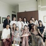 Dewi Lestari Instagram – Selama 15 tahun terakhir, nyaris tidak pernah absen berkumpul setiap pagi Idul Fitri di rumah Oma Celine di Bandung. Acaranya sederhana saja, yakni sarapan bersama. As time goes by, with some of our family members missing, I cherish this simple moment more and more. Our 100 yro Oma Celine was looking particularly fresh and happy that morning. Surrounded by the familiar faces that graced her house every year on Ied day. 

Yang membedakan pada tahun ini adalah rame-rame jadi musafir Whoosh ke Bandung 😄👍

📷 @tail_wagging