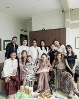 Dewi Lestari Instagram - Selama 15 tahun terakhir, nyaris tidak pernah absen berkumpul setiap pagi Idul Fitri di rumah Oma Celine di Bandung. Acaranya sederhana saja, yakni sarapan bersama. As time goes by, with some of our family members missing, I cherish this simple moment more and more. Our 100 yro Oma Celine was looking particularly fresh and happy that morning. Surrounded by the familiar faces that graced her house every year on Ied day. 

Yang membedakan pada tahun ini adalah rame-rame jadi musafir Whoosh ke Bandung 😄👍

📷 @tail_wagging