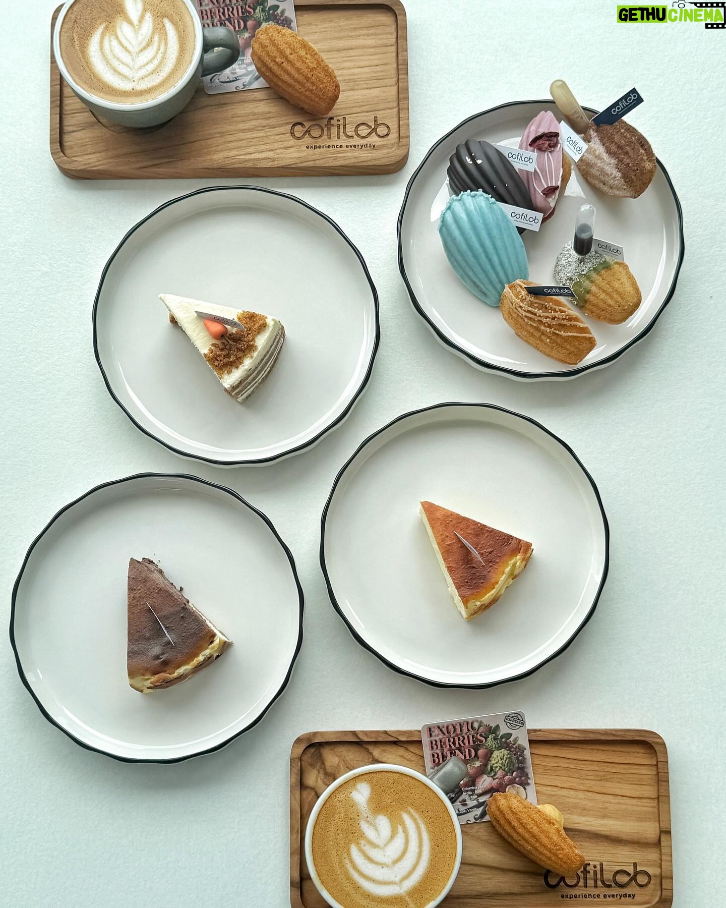 Dewi Lestari Instagram - I love food. I love symmetry. I love Flat Lay because I love food and symmetry. Jangan lupa follow @tangselian buat panduan makan di Tangsel dan sekitarnya, and for more food symmetry π #Tangselian #Gembulnian #TangselPride