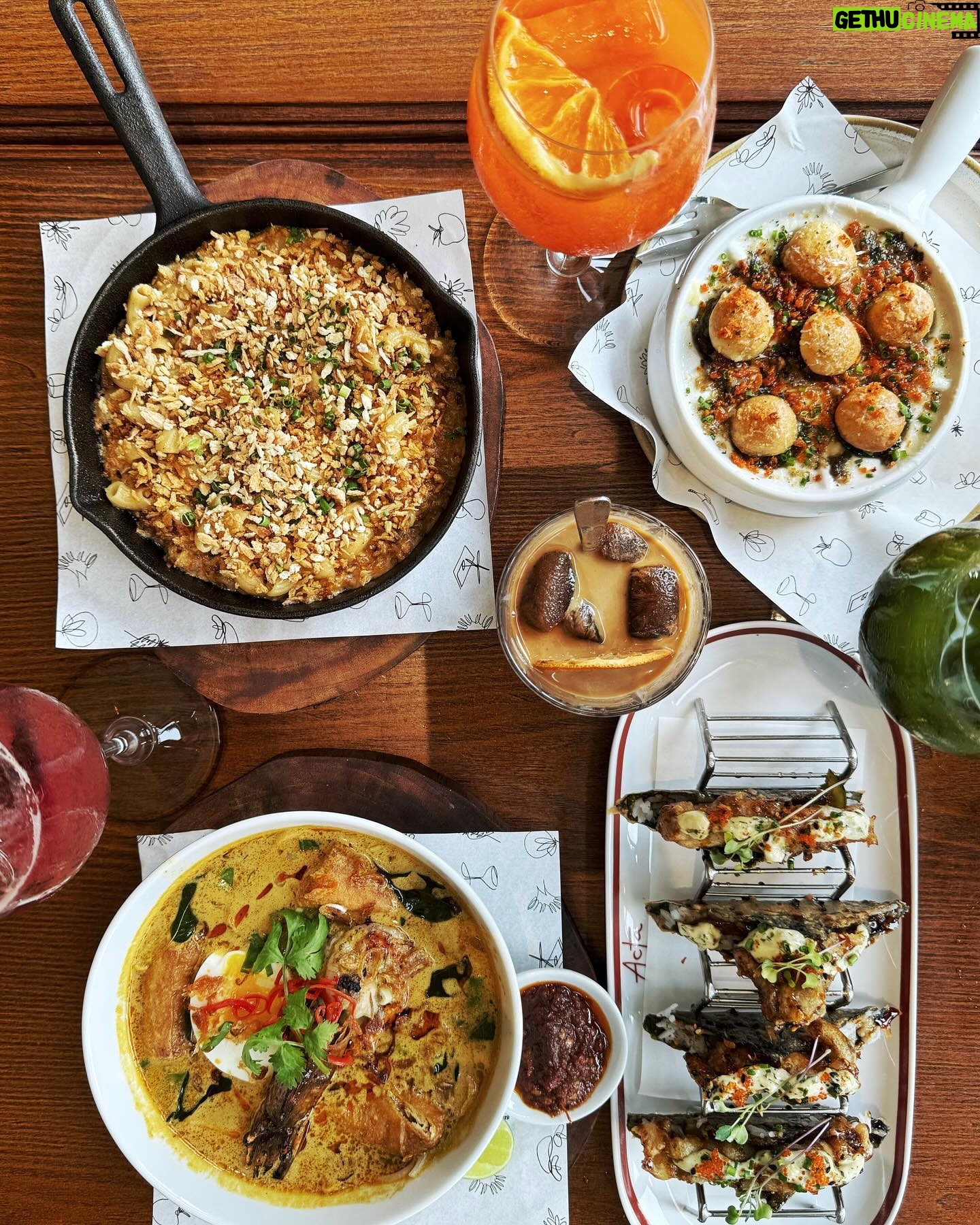 Dewi Lestari Instagram - I love food. I love symmetry. I love Flat Lay because I love food and symmetry. Jangan lupa follow @tangselian buat panduan makan di Tangsel dan sekitarnya, and for more food symmetry π #Tangselian #Gembulnian #TangselPride