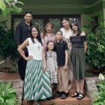 Dewi Lestari Instagram – Selama 15 tahun terakhir, nyaris tidak pernah absen berkumpul setiap pagi Idul Fitri di rumah Oma Celine di Bandung. Acaranya sederhana saja, yakni sarapan bersama. As time goes by, with some of our family members missing, I cherish this simple moment more and more. Our 100 yro Oma Celine was looking particularly fresh and happy that morning. Surrounded by the familiar faces that graced her house every year on Ied day. 

Yang membedakan pada tahun ini adalah rame-rame jadi musafir Whoosh ke Bandung 😄👍

📷 @tail_wagging