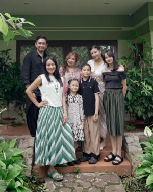 Dewi Lestari Instagram - Selama 15 tahun terakhir, nyaris tidak pernah absen berkumpul setiap pagi Idul Fitri di rumah Oma Celine di Bandung. Acaranya sederhana saja, yakni sarapan bersama. As time goes by, with some of our family members missing, I cherish this simple moment more and more. Our 100 yro Oma Celine was looking particularly fresh and happy that morning. Surrounded by the familiar faces that graced her house every year on Ied day. 

Yang membedakan pada tahun ini adalah rame-rame jadi musafir Whoosh ke Bandung 😄👍

📷 @tail_wagging