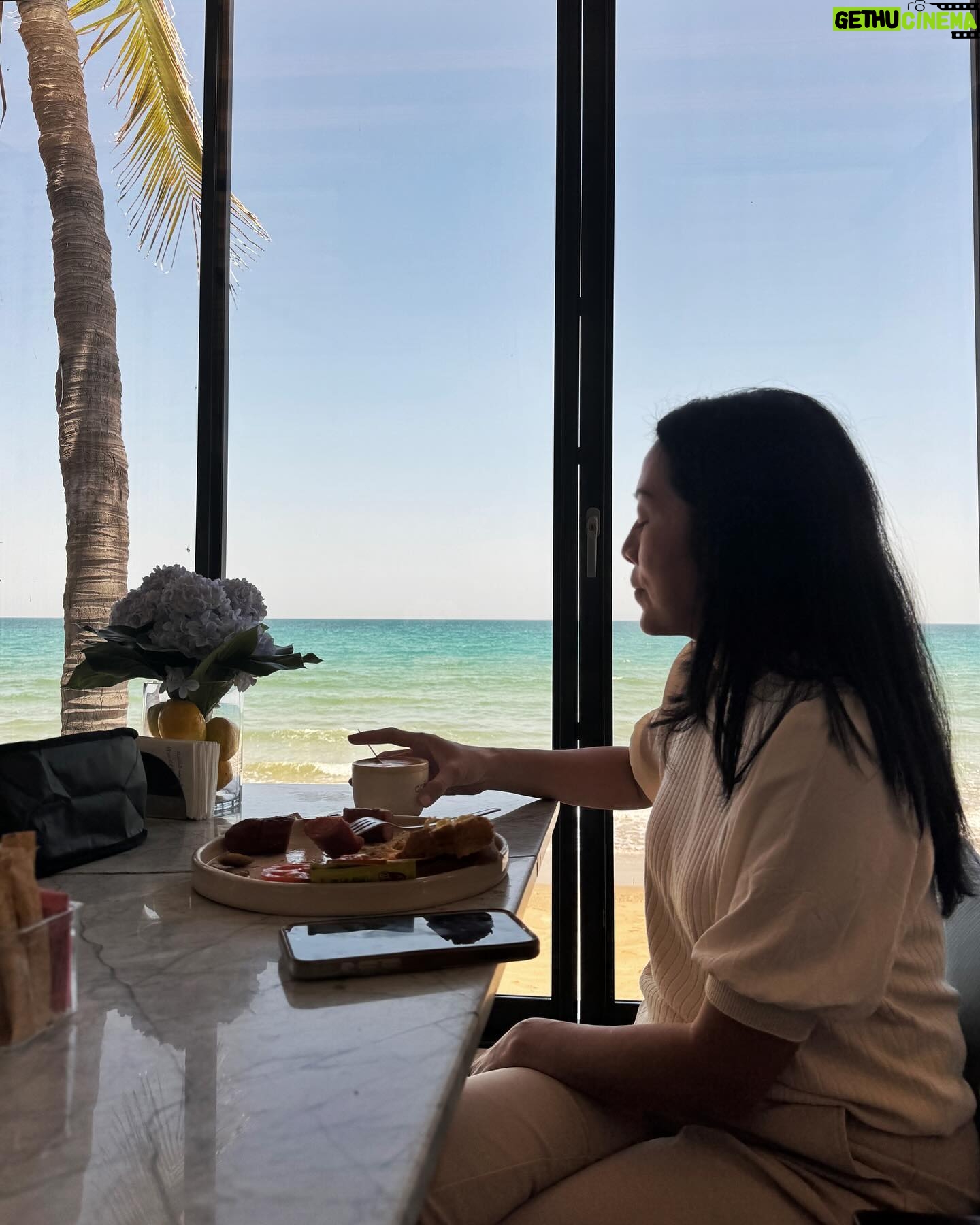 Dewi Lestari Instagram - I spent my first few days in Muscat just exploring the city life. I was lucky to find some Indonesian friends in town. Had coffee & breakfast over the beach side with Saras and her Omani husband, Ayman (plus baby Zizi ❤️). Spent almost a whole day with the lovely couple Isni & Alex, who both happened to be my book readers ☺️ Had a chance to visit Alex & Isni’s house and see some of the Muscat’s gorgeous residential areas. Masih gak habis fikri dengan alam Oman yang ajaib ini. Muscat seperti dibentengi gunung batu—aneka model dan bentuk—bahkan di dalam kompleks perumahan sekalipun, “pagar” gunung nyaris tak pernah absen. Pengalaman ke Souq Muttrah juga gak kalah unik (slide 9). Begitu melihat muke-muke Asia yang masuk pasar, babang-babangnya tiba-tiba langsung switch dari bahasa Arab ke: “Murah, murah, satu rial, satu rial!” Alumnus Duolingo semua nih gw rasa! 😳 For me, the most fascinating part in traveling is the human connection—listening to their stories, jokes, small talks. Happy to experience a taste of it in Muscat ❤️ Thank you Isni @saraswatisaumi & Saras @saraszzle, and both of your families, for your time and hospitality 😘 #Muscat #Oman #SouqMuttrah