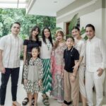 Dewi Lestari Instagram – Selama 15 tahun terakhir, nyaris tidak pernah absen berkumpul setiap pagi Idul Fitri di rumah Oma Celine di Bandung. Acaranya sederhana saja, yakni sarapan bersama. As time goes by, with some of our family members missing, I cherish this simple moment more and more. Our 100 yro Oma Celine was looking particularly fresh and happy that morning. Surrounded by the familiar faces that graced her house every year on Ied day. 

Yang membedakan pada tahun ini adalah rame-rame jadi musafir Whoosh ke Bandung 😄👍

📷 @tail_wagging
